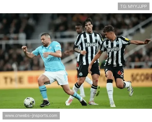 雷吉纳主场草皮维护争议，比赛条件成保级队劣势因素